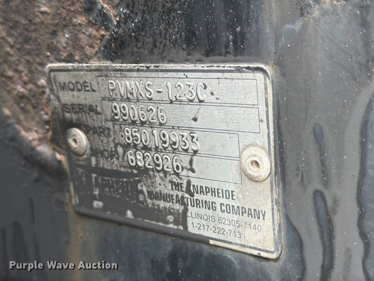 image for item FB8172 2001 Ford F550 Super Duty chipper truck