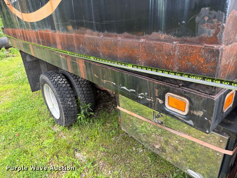 image for item FB8172 2001 Ford F550 Super Duty chipper truck