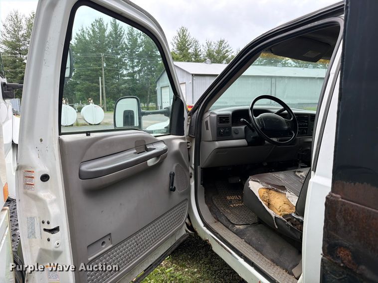 image for item FB8172 2001 Ford F550 Super Duty chipper truck