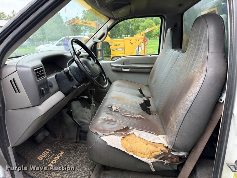 image for item FB8172 2001 Ford F550 Super Duty chipper truck