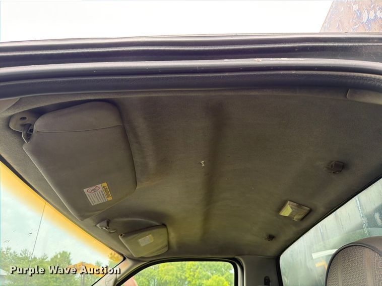 image for item FB8172 2001 Ford F550 Super Duty chipper truck
