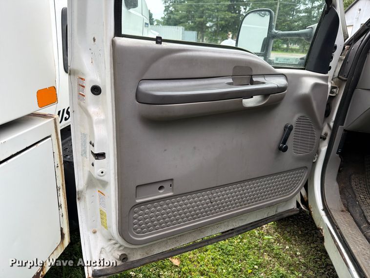 image for item FB8172 2001 Ford F550 Super Duty chipper truck