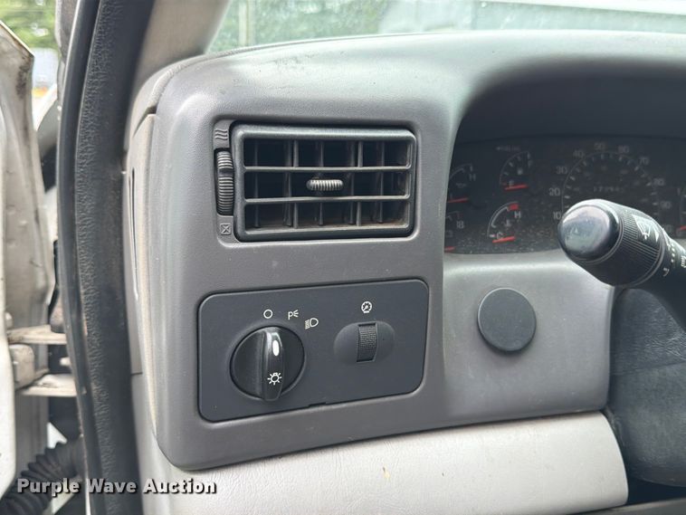 image for item FB8172 2001 Ford F550 Super Duty chipper truck