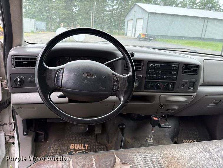 image for item FB8172 2001 Ford F550 Super Duty chipper truck