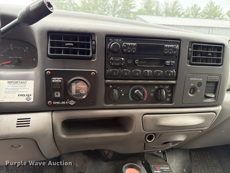 image for item FB8172 2001 Ford F550 Super Duty chipper truck