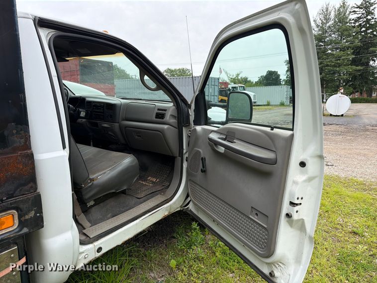 image for item FB8172 2001 Ford F550 Super Duty chipper truck