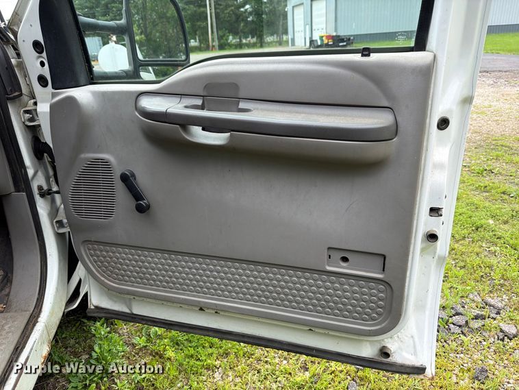 image for item FB8172 2001 Ford F550 Super Duty chipper truck