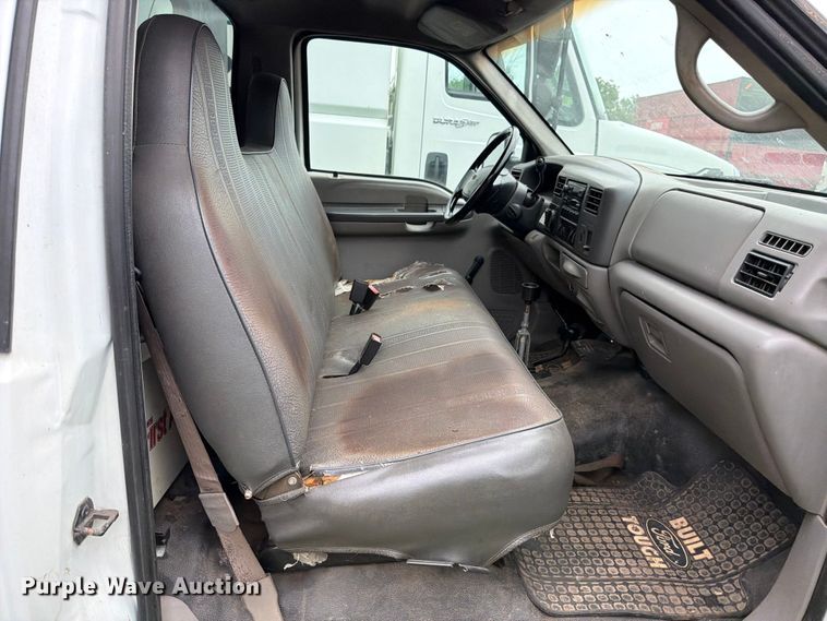 image for item FB8172 2001 Ford F550 Super Duty chipper truck