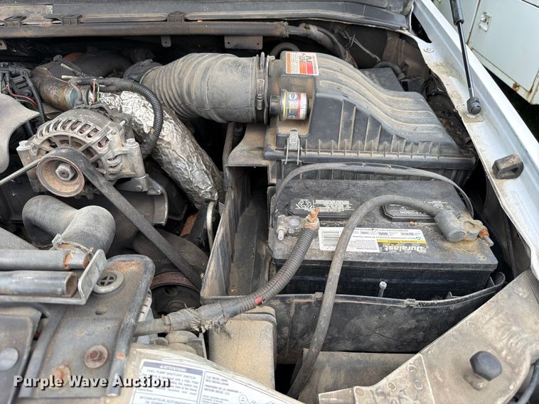 image for item FB8172 2001 Ford F550 Super Duty chipper truck