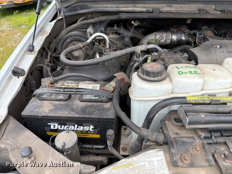 image for item FB8172 2001 Ford F550 Super Duty chipper truck
