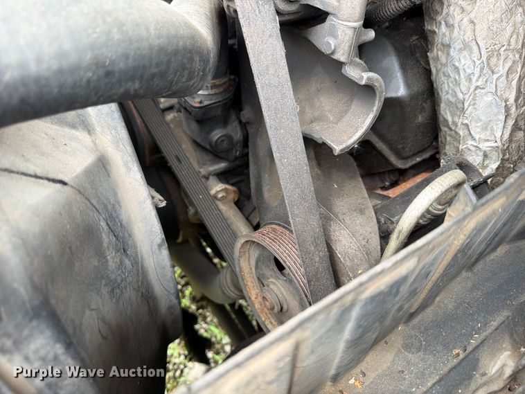 image for item FB8172 2001 Ford F550 Super Duty chipper truck