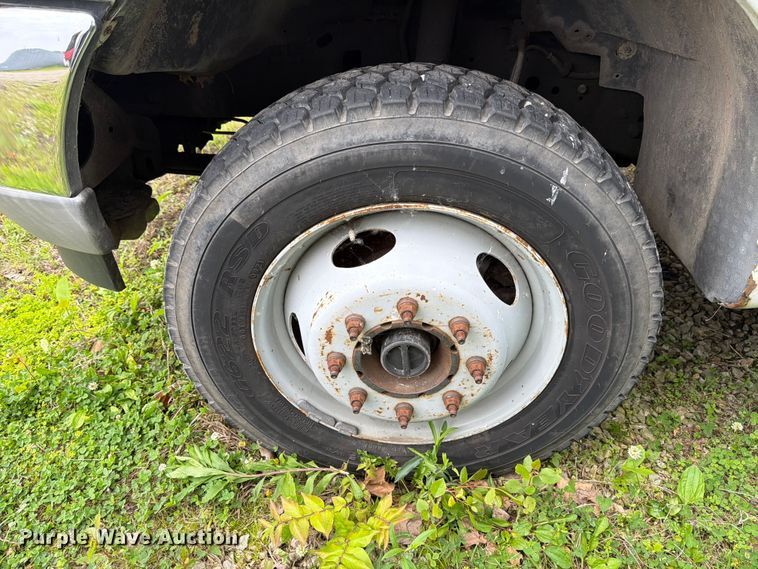 image for item FB8172 2001 Ford F550 Super Duty chipper truck