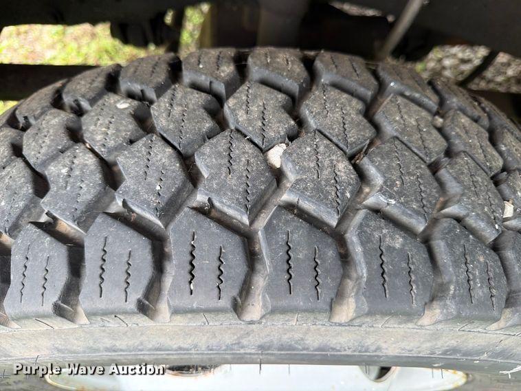 image for item FB8172 2001 Ford F550 Super Duty chipper truck