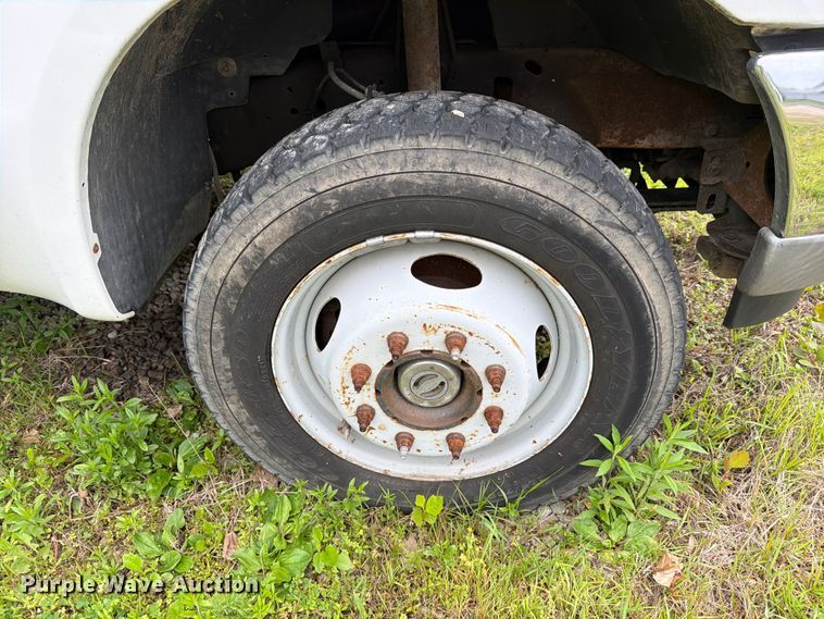 image for item FB8172 2001 Ford F550 Super Duty chipper truck