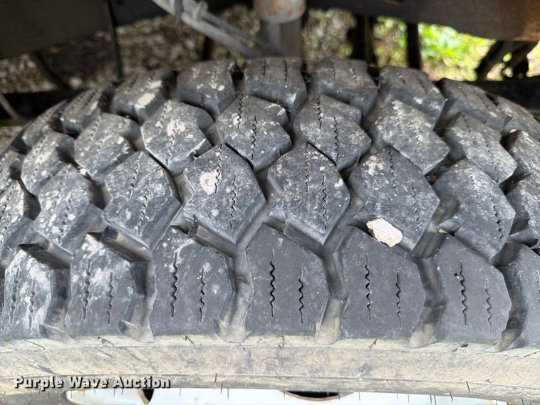 image for item FB8172 2001 Ford F550 Super Duty chipper truck