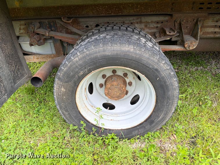 image for item FB8172 2001 Ford F550 Super Duty chipper truck