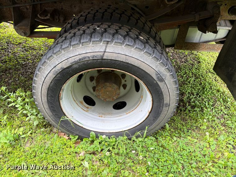 image for item FB8172 2001 Ford F550 Super Duty chipper truck