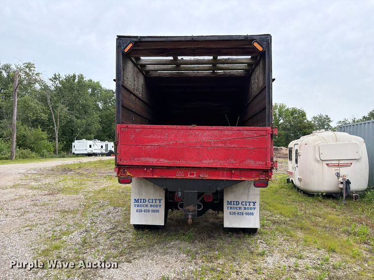 image for item FB8173 1995 International 4700 chipper truck