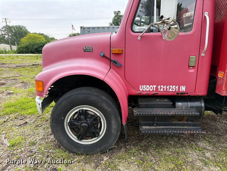 image for item FB8173 1995 International 4700 chipper truck