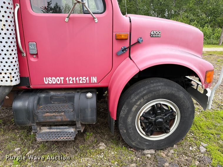 image for item FB8173 1995 International 4700 chipper truck