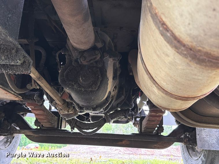 image for item FB8173 1995 International 4700 chipper truck