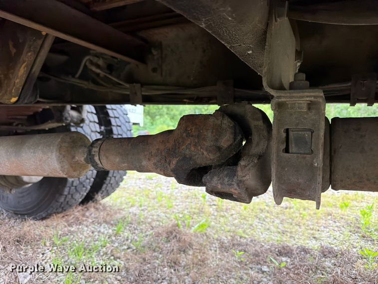 image for item FB8173 1995 International 4700 chipper truck