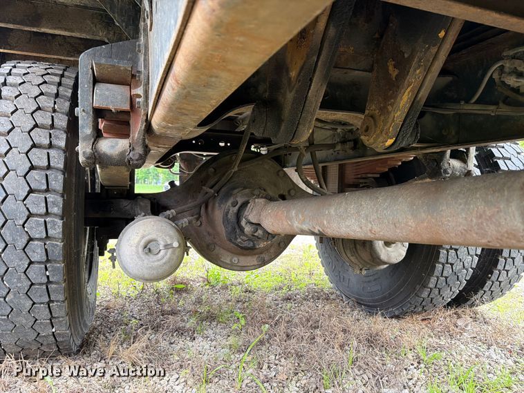 image for item FB8173 1995 International 4700 chipper truck