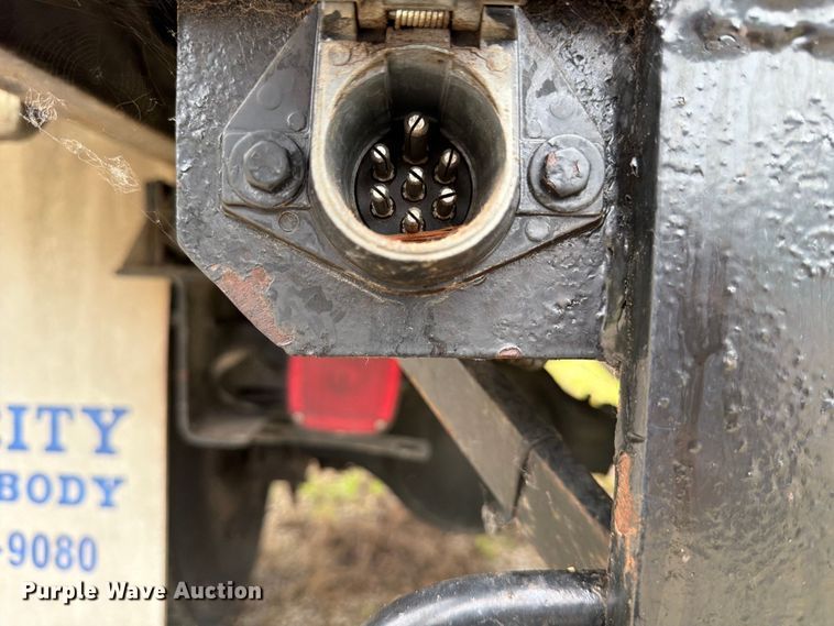 image for item FB8173 1995 International 4700 chipper truck