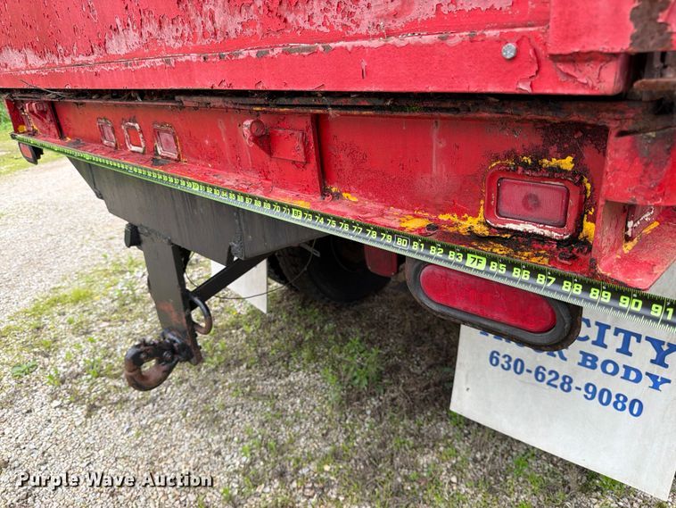 image for item FB8173 1995 International 4700 chipper truck