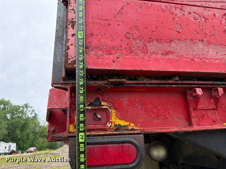 image for item FB8173 1995 International 4700 chipper truck