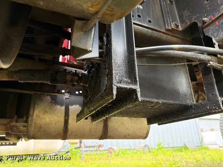 image for item FB8173 1995 International 4700 chipper truck