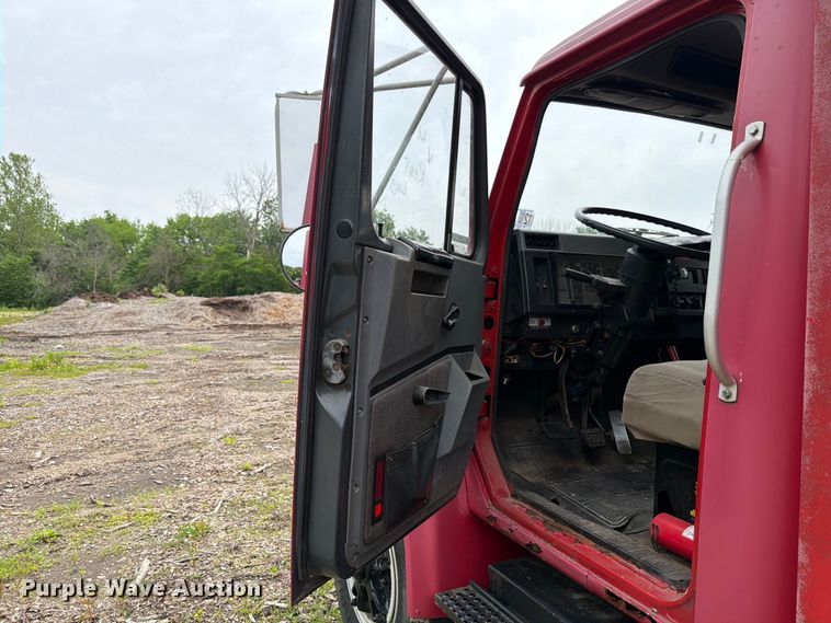 image for item FB8173 1995 International 4700 chipper truck