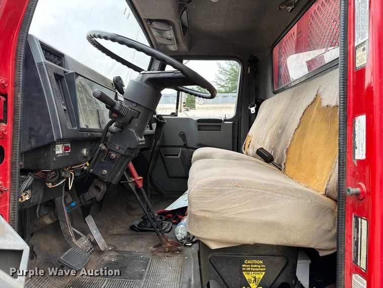 image for item FB8173 1995 International 4700 chipper truck