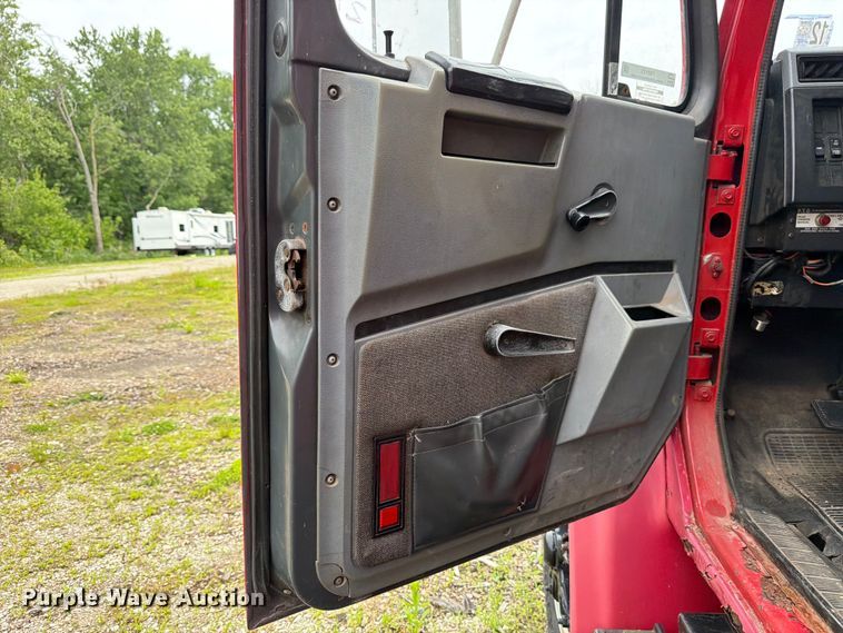 image for item FB8173 1995 International 4700 chipper truck