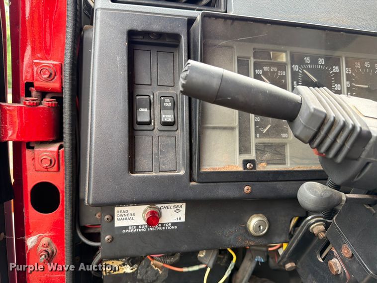 image for item FB8173 1995 International 4700 chipper truck