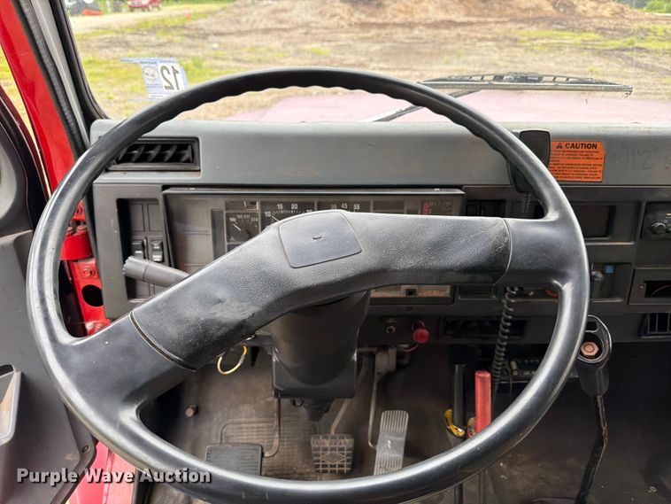 image for item FB8173 1995 International 4700 chipper truck