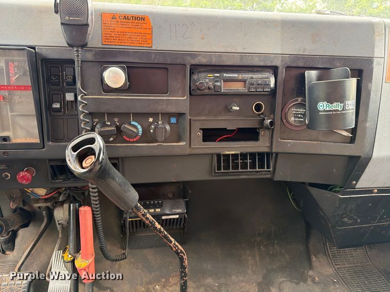 image for item FB8173 1995 International 4700 chipper truck