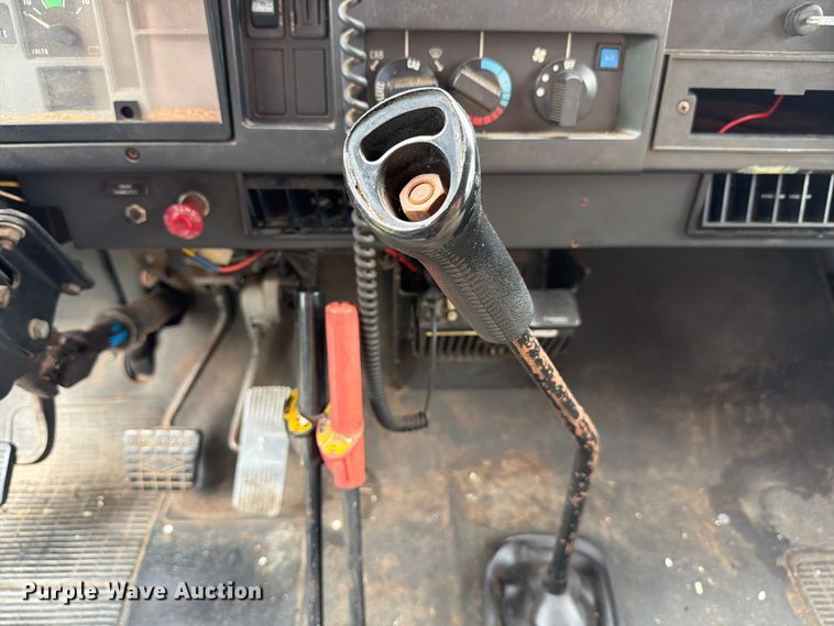 image for item FB8173 1995 International 4700 chipper truck