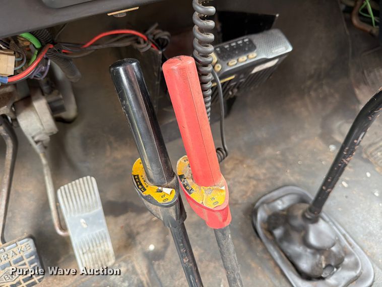 image for item FB8173 1995 International 4700 chipper truck