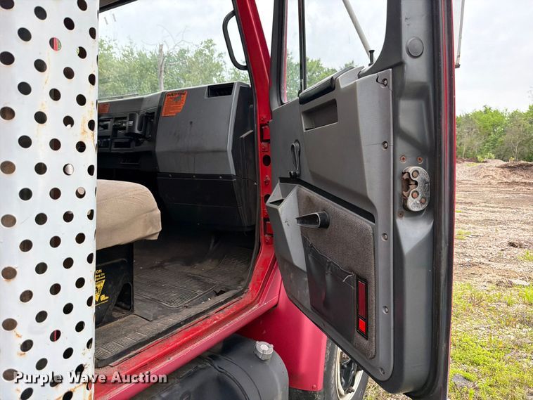 image for item FB8173 1995 International 4700 chipper truck