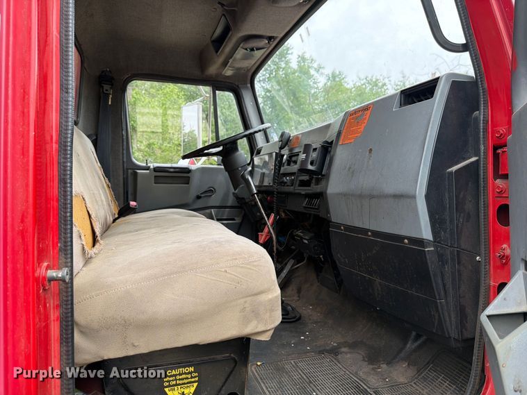 image for item FB8173 1995 International 4700 chipper truck