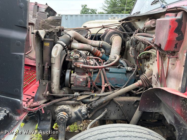 image for item FB8173 1995 International 4700 chipper truck