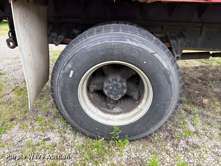 image for item FB8173 1995 International 4700 chipper truck