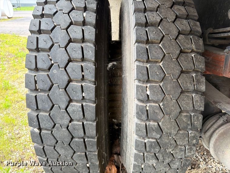image for item FB8173 1995 International 4700 chipper truck