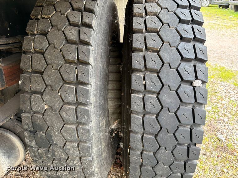 image for item FB8173 1995 International 4700 chipper truck