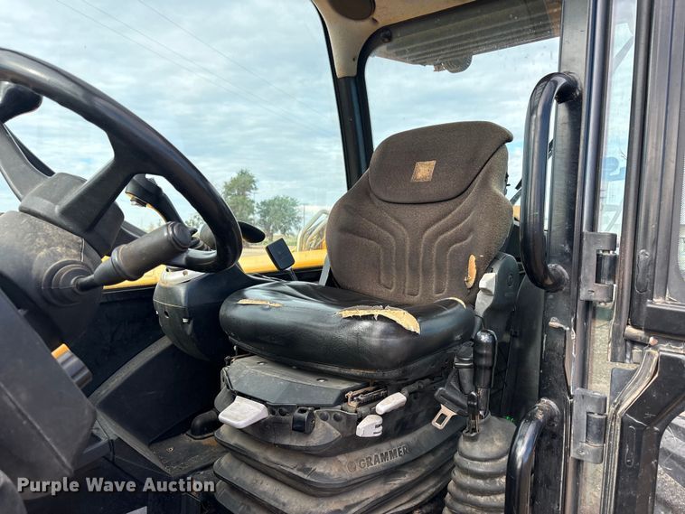 image for item FC2379 2014 JCB Loadall 550-80 telehandler