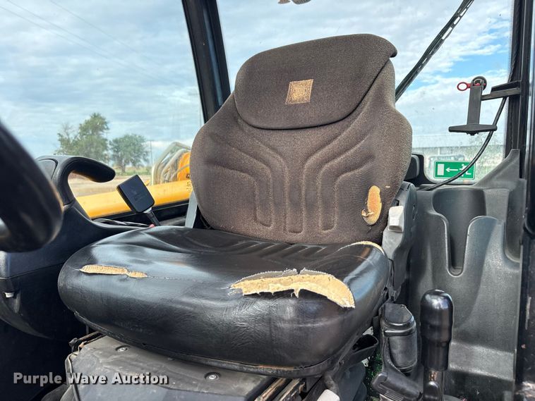 image for item FC2379 2014 JCB Loadall 550-80 telehandler
