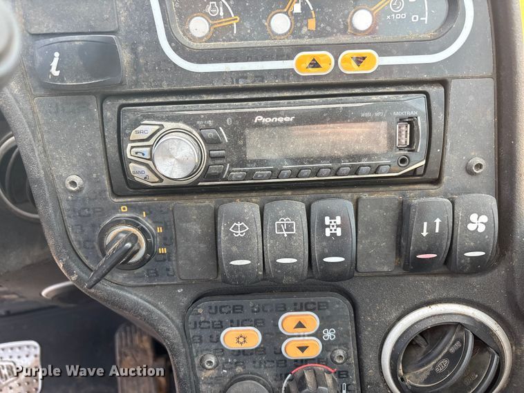 image for item FC2379 2014 JCB Loadall 550-80 telehandler