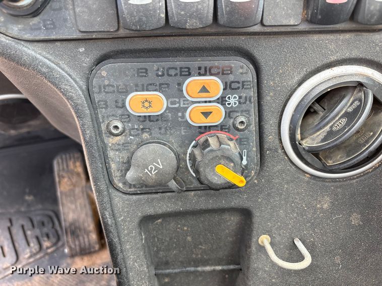 image for item FC2379 2014 JCB Loadall 550-80 telehandler