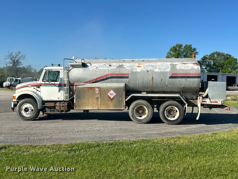 image for item FC2522 2000 International F-4900 fuel truck